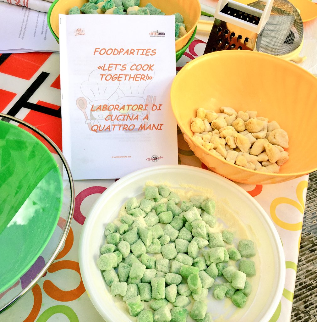 tfd_acqua's tweet image. Ed ora...mani in pasta!😀Tutti attenti ad ascoltare la ricetta della chef👫 #breadway.Ed eccoli i colorati🎨gnocchetti