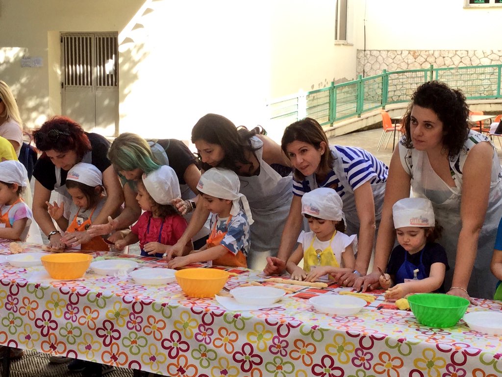 tfd_acqua's tweet image. Ed ora...mani in pasta!😀Tutti attenti ad ascoltare la ricetta della chef👫 #breadway.Ed eccoli i colorati🎨gnocchetti