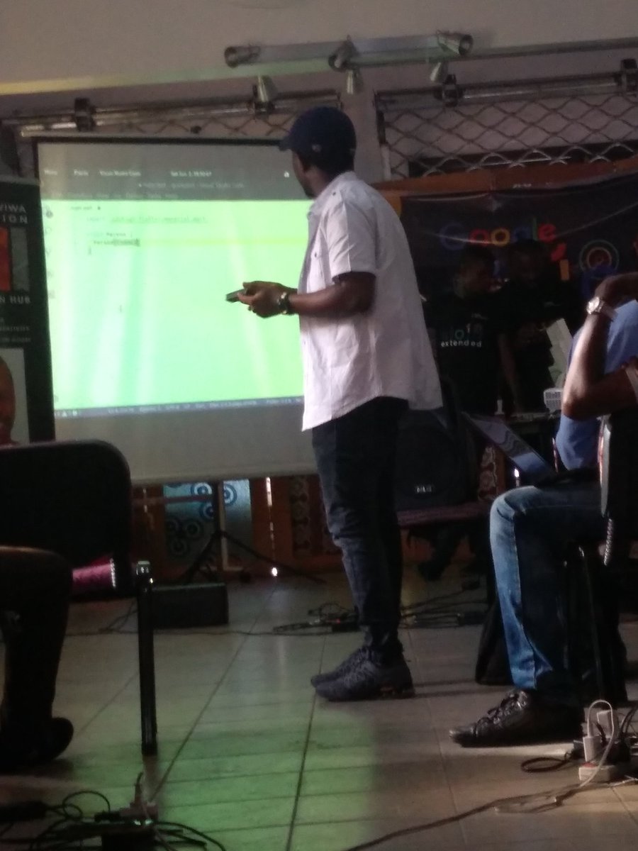 osaaroh's tweet photo. Now talking about position arguments and name arguments in Flutter #IO18Extended #IO18ExtendedPH #flutterio #flutterextended cc @alphadudegman @Ginowinne @OgieBen @Joklinztech #KswfHub https://t.co/fZuo5ni43p