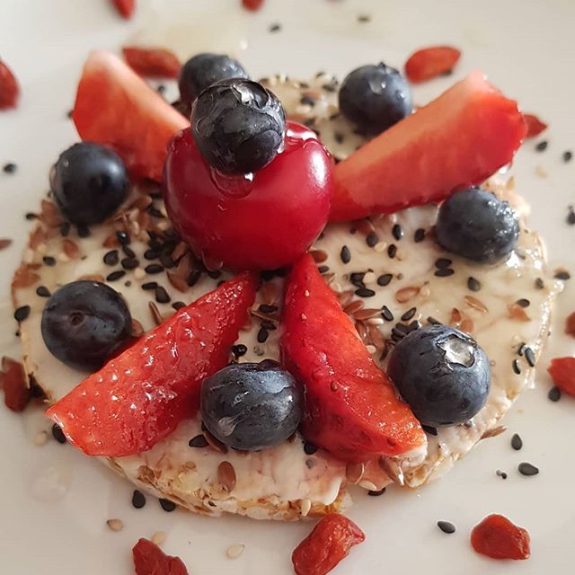 tania_marquez's tweet photo. #snack de media tarde #galleta de #espelta #crema de #soya #ajonjoli #semillas de #lino #amapola #frutilla #cereza #arandanos #goyi #miel ---- #spelled #cookie #soycream #seeds #flax #poppy  #sesame #strawberry #cherry #blueberries #goji #honey
.
.
.
.
#… https://t.co/xqHFTQlwhR https://t.co/TsDqSABXb7