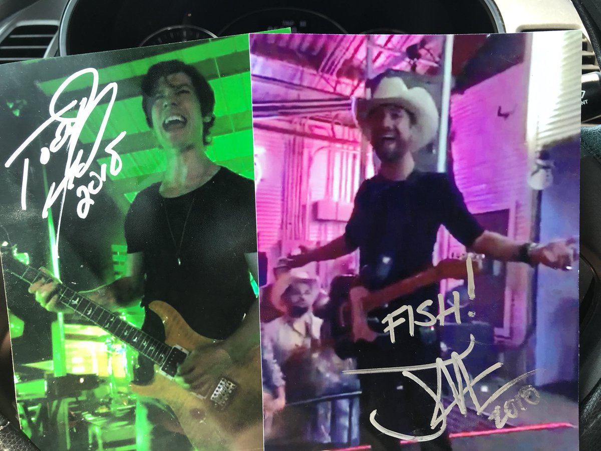 Who remember that live that @thejuanmarlin said he was gonna sign a pic of Todd 😂 apparently I’m the only one 🤷🏼‍♀️😂 it gave John a good laugh😆 & took @toddhoward79 for a spin when I asked him to sign John’s pic😂 “This a pic of Marlin??” 😂Thank Y’all😆 #signedautographs