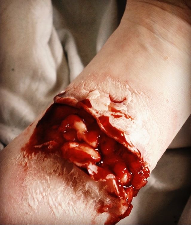 angeniixx's tweet photo. If ya haven't already please check out my SFX page on insta @erikangenisfx
#sfx #makeup #gore #sfxmakeup #modellingwax #bags https://t.co/9irJ4qo1xO