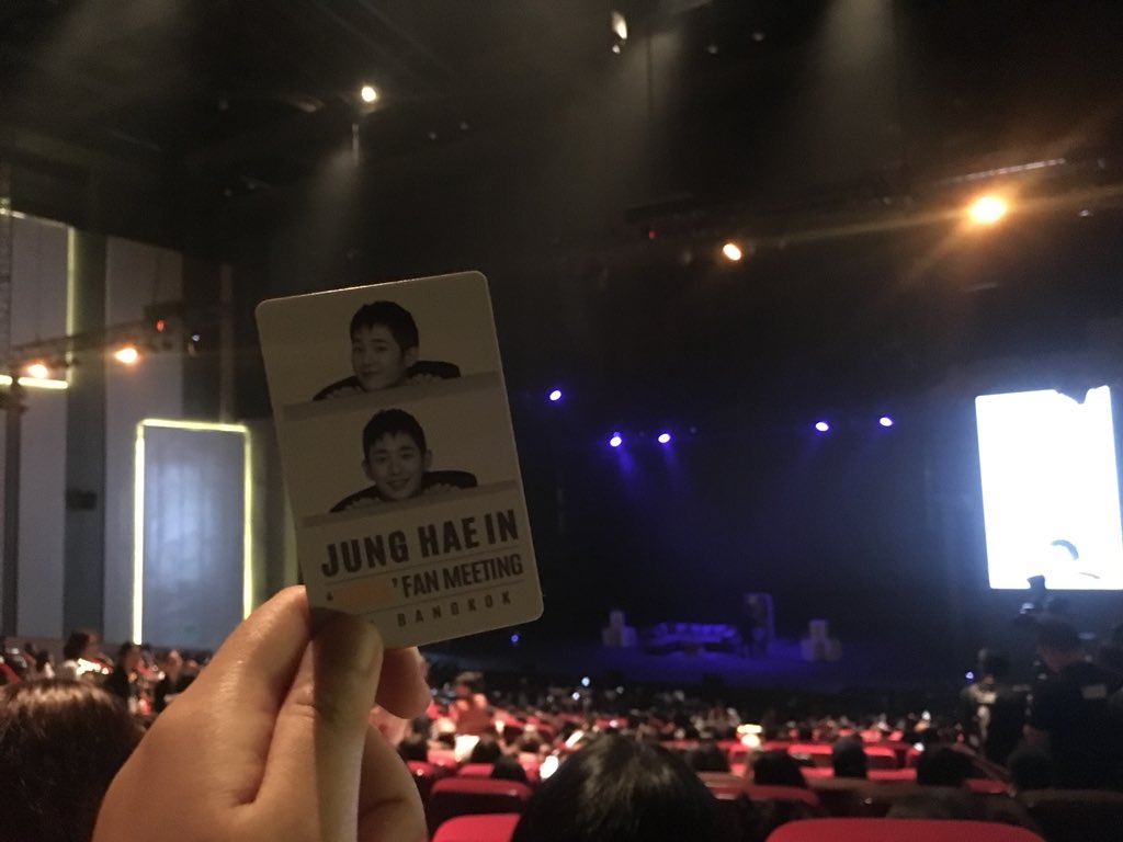 stpp9693's tweet photo. 02/06/2018 #JHISmileFMinBKK  เป็นการไปติ่งครั้งแรกที่ยอมเปย์ให้คนนี้ ติดตามมาตั้งนาน จัดเป็นแฟนมีตที่มีแต่รอยยิ้มตามชื่องานจริงๆ ขอบคุณที่มาสร้างความสุขให้นะ จะติดตามผลงานต่อไปเรื่อยๆเลย https://t.co/RYMXnys7Eo