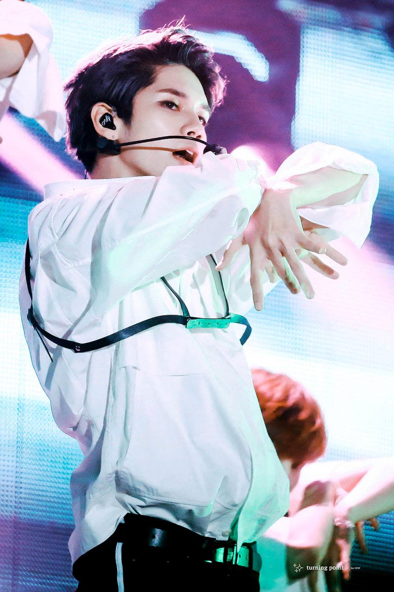 Ongpoint825's tweet photo. 180601 ONE: THE WORLD
#옹성우 #워너원 
#OngSeongWu #WannaOne 

켜줘 💡💙 https://t.co/aqCOpNuhj9