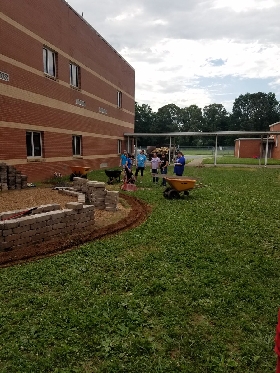 ELeatherman's tweet photo. #EMMSStuCo know that school is important. That's why these members got up early on a Saturday morning to work on our new outdoor classrooms with Mrs. Croymans and Mr. Wheeler. We love East! 💪🏻💜 https://t.co/x0IoUvVQ1Y