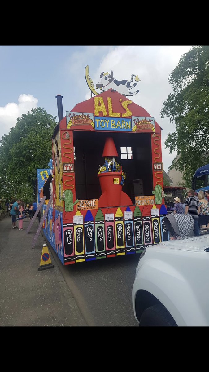 Balbardie_PS's tweet photo. We are all so proud of our incredible float for this yearβs Procession. Thanks to our wonderful float committee for doing such a great job and pulling everything together! #BathgateProcession https://t.co/UtrTQp56JW