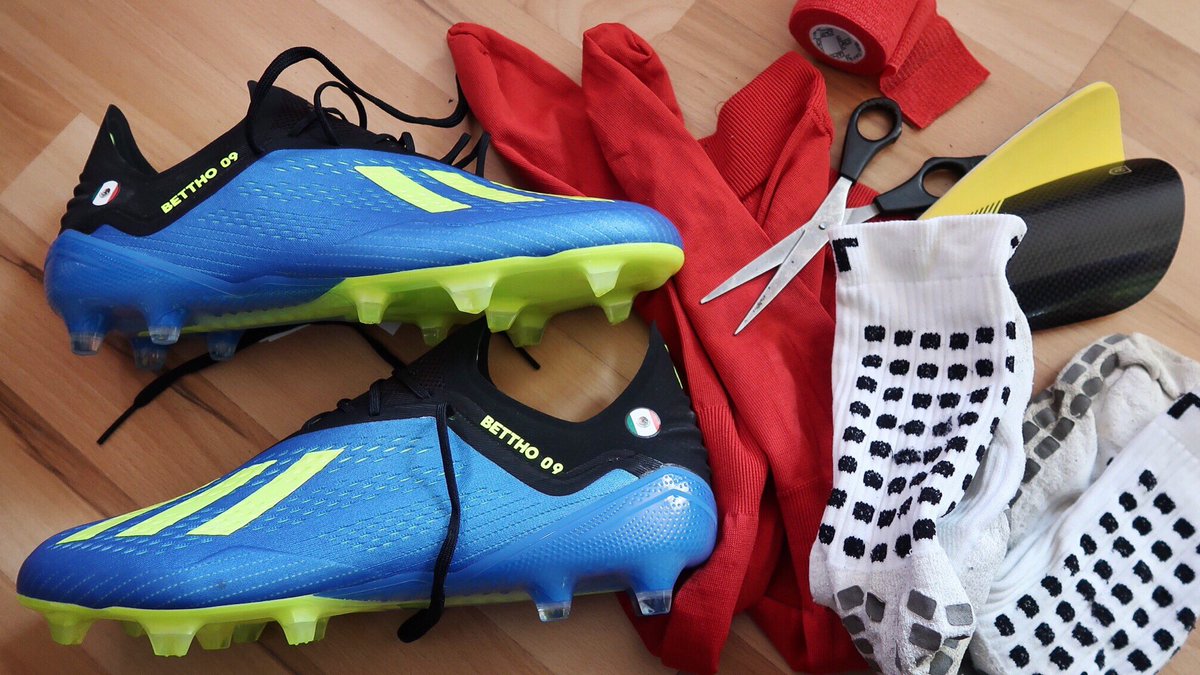 BetthoAlvarez's tweet photo. Llegando a casa... Hoy hay partido 🤟🏻⚽️ | #Adidas #X18.1 #Trusox #SP #AmoCustoms #CutSock https://t.co/GZtZ5A5ATm