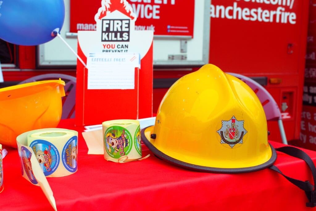 VOldhamTameside's tweet photo. Here are some photos from today’s #Tameside #volunteersweek event in #Ashton All of these photographs were taken by our amazing #volunteer photographer Kami. Thank you Kami! #volunteeringforall (Part 4) https://t.co/TBNCjXmFBY