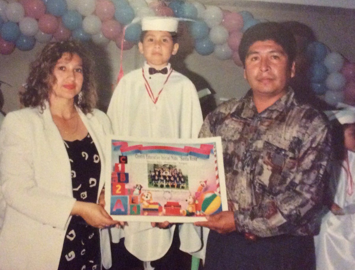 JaviAJuarez's tweet photo. This is what happens when you #KeepFamiliesTogether I am lucky to always count on the support of my parents and I wouldnโt be here without them. #iamdaca #ogdreamers @DefineAmerican @undocumedia @IAmAnImmigrant #immigrad https://t.co/arheT9D5Cc