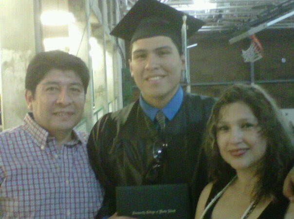 JaviAJuarez's tweet photo. This is what happens when you #KeepFamiliesTogether I am lucky to always count on the support of my parents and I wouldnโt be here without them. #iamdaca #ogdreamers @DefineAmerican @undocumedia @IAmAnImmigrant #immigrad https://t.co/arheT9D5Cc