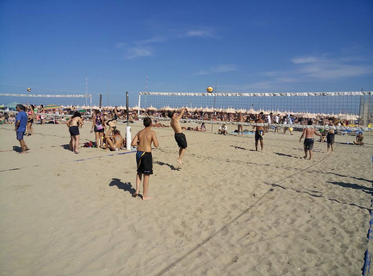 BPER_Banca's tweet photo. #Cesenatico, una coda di inverno sulla #rivieraromagnola dove oggi e domani si concludono le #LIBVMajorSeries 2017-2018 che vedranno l'assegnazione dei titoli per categoria e di quello assoluto per società.
#beachvolleyball #beachvolley #BPERBanca #libv https://t.co/Z21d9v0uIa