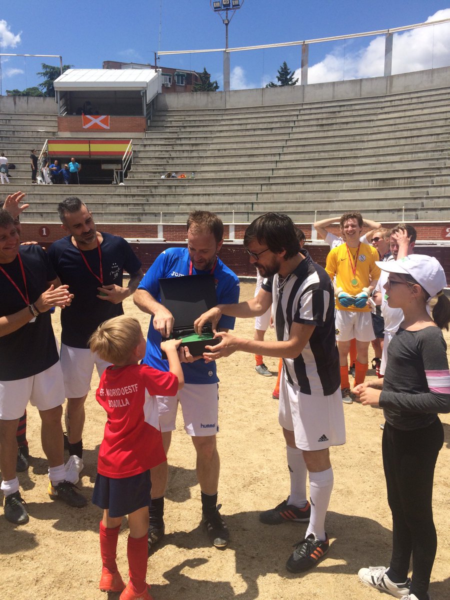andrewsgeoff's tweet photo. The winning Italy + @sidlowe team with the @3SidedFootball World Cup medals https://t.co/cxBgWL6t9I