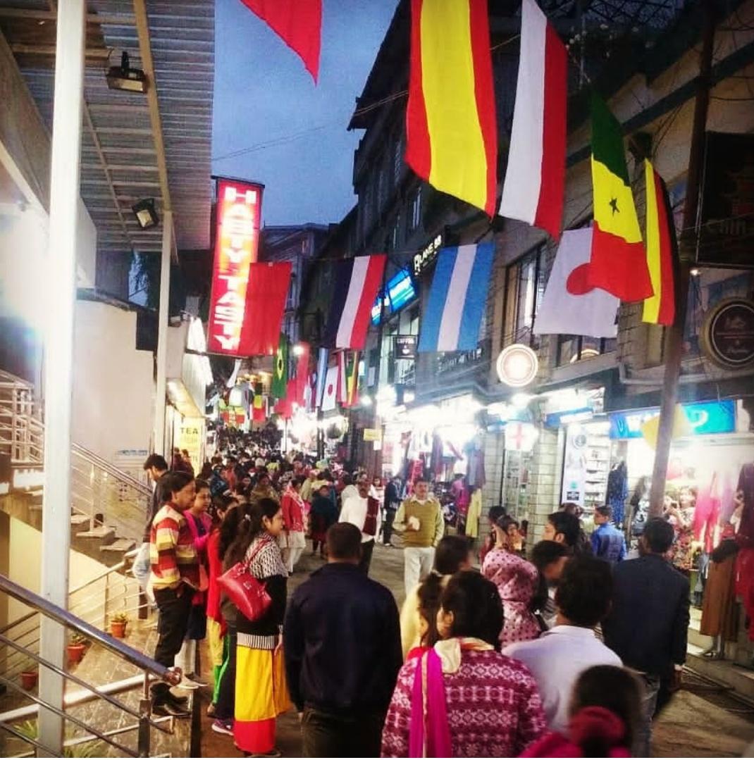 GiriRohini's tweet photo. World Cup Fever 2018 in Darjeeling https://t.co/9aldnAGBOf