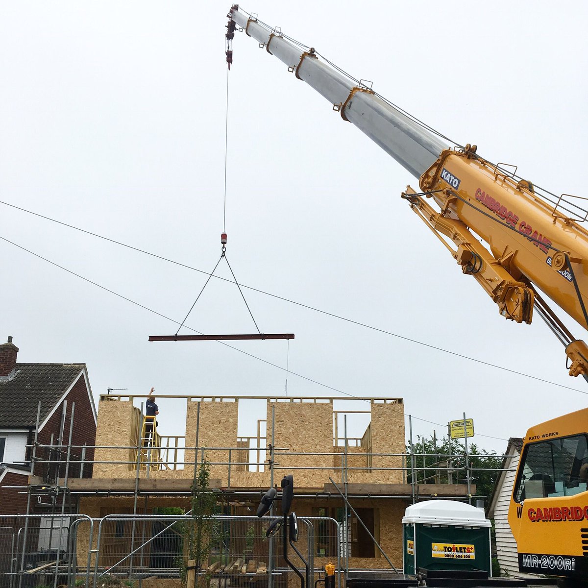 boroarc's tweet photo. Another floor is up and the roof ridge beam gets craned in carefully between phone cables. #69br https://t.co/HEdwLLDCDq