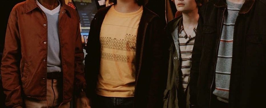 xxnicole's tweet photo. roupas usadas nos anos 80 pelas crianças de Stranger Things, appreciation tweet. https://t.co/Q5ymWTzzOx
