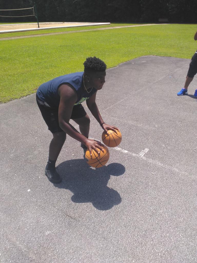 JoshuaCut10's tweet photo. We grinding no matter if it's outside or inside, hot or cold, raining or snowing, WE STILL GONE PUT IN THAT WORK 💪🏿 Training Session today with West Craven Middle School PF Cj Mims 🏀 J.D.T.P. The Label 🗣️ #Certified #JDTP #MoreLife ✓ https://t.co/PsQuxoyIsQ