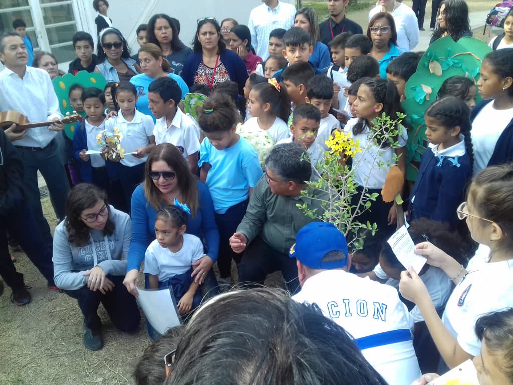 Municipio Chacao, celebró el día del árbol , con los estudiantes y   la visita del Ministro Elias Jauas <a href="/MelysGarcia/">Melys García</a> <a href="/RalitoDigital/">@RalitoDigital</a>