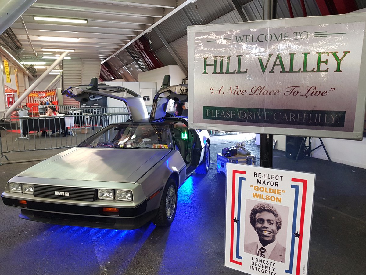 LionelSaugues's tweet photo. Retour vers le Futur à Hill Valley avec @JeanMichelMIS 
#backtothefuture #deloreane #martymacfly @HeroFestival13 #HeroFestival #saintetienne https://t.co/nkXhivXrpe