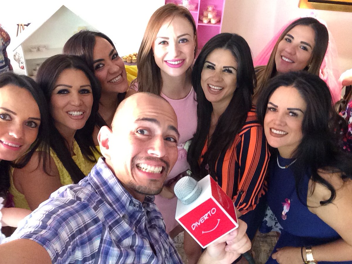 DivertoFiesta's tweet photo. El baby de Karen, con las primas maravilla! https://t.co/hqEF7bxsZ2
