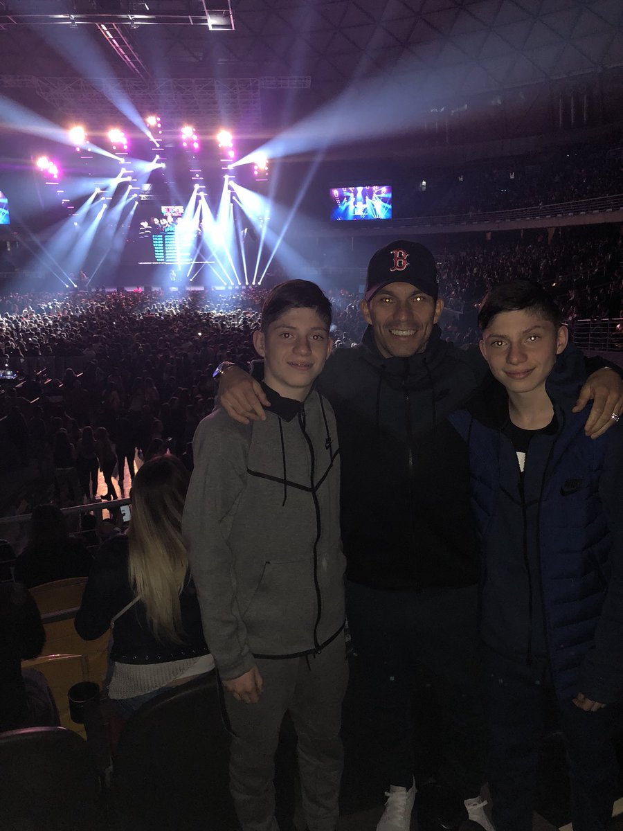 MedelPitbull's tweet photo. Feliz junto a mi familia!!! Gracias @MovistarChile por la invitacion https://t.co/ehlyxatvOv