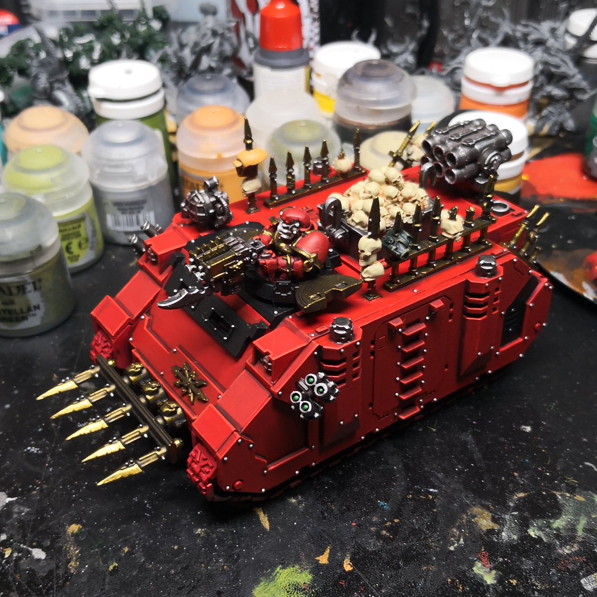 Tetrisdroid's tweet image. Did some more work on this Parcelforce van from hell. First edge lines are on, gold is done. I&apos;ve been putting off the final edge highlights though. *sigh* Ok. Where&apos;s that orange... #40k #warhammer #parcelforce