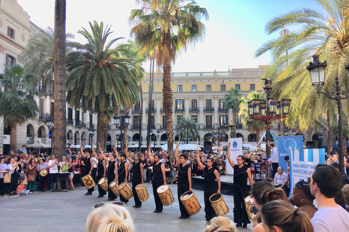 ARGenBarcelona's tweet photo. 🇦🇷 ¡En marcha la #Milonga a cielo abierto en #PlazaReal! Arrancamos con presentación de #Malambeando | #SemanaArgentina #Tango # Malambo 🇦🇷 https://t.co/rRSYNuczGt
