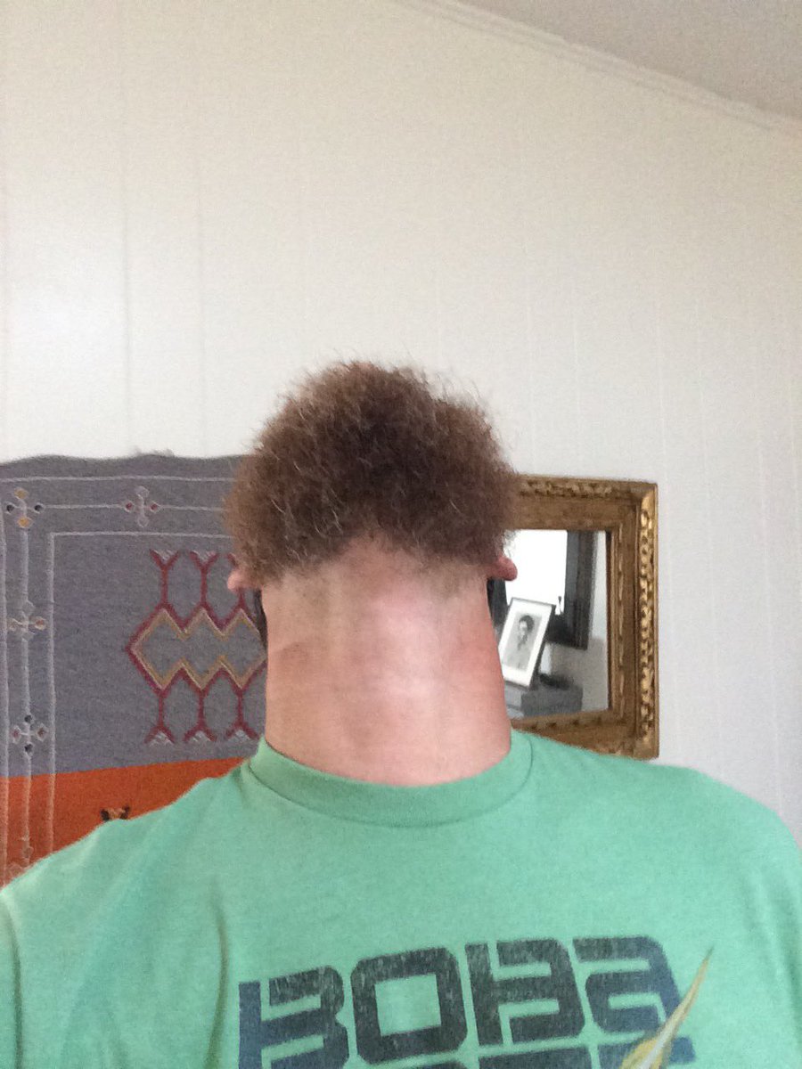 Staffrod's tweet photo. This trend won’t be around for long so thought I’d jump in. #menwithbeardslookingup https://t.co/Uvy9HcAax3