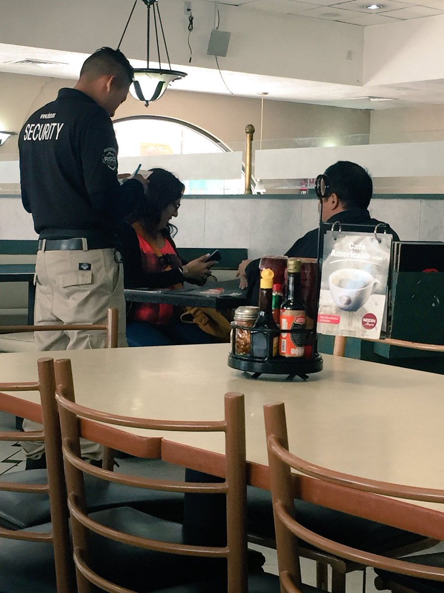 holamariomx's tweet photo. No los está multando. Él levantó la orden y hasta sirvió los vasos. Esa es actitud de servicio 😊👏👌@PizzaHut_Mexico @pizzahut https://t.co/jFOKCJPK2s