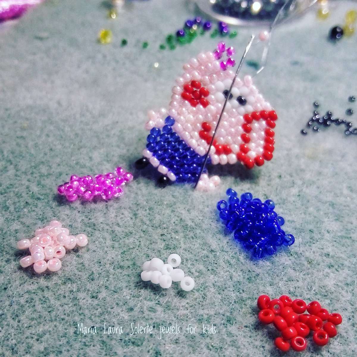 Almost done 😁 #seedbeads #miyuki #miyukiseedbeads #beadwork #seedbeadsjewelry #giftideas #kids #kid #baby #milano #varese #marialaurasolertejewels #bijoux #handmade #accessories #gift #handcrafted #pendant #ciondolo #george #pig #peppapig #pic #shot