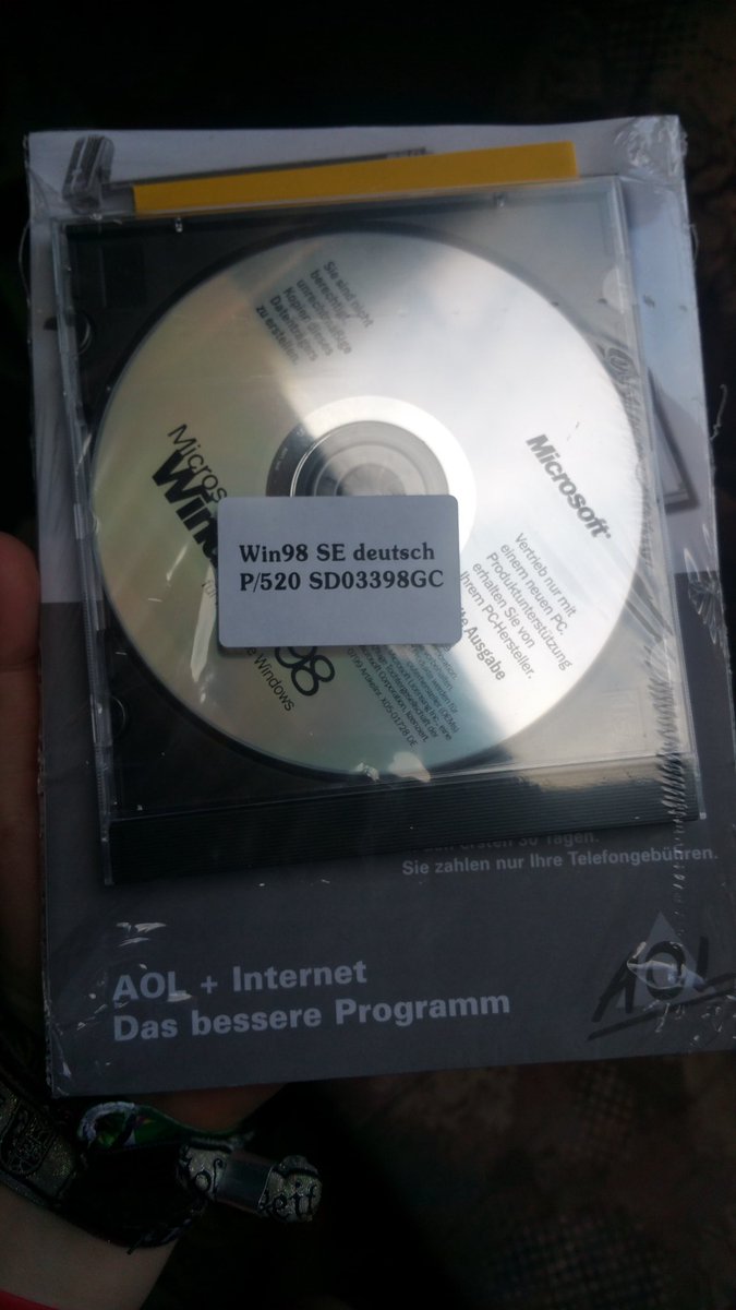 AnnaxD01's tweet photo. Hey @Gronkh, ich habe bei meiner Oma Windows 98,  original verpackt, gefunden. Möchtest du sowas haben? 🤔 https://t.co/vjVUOt4E5M