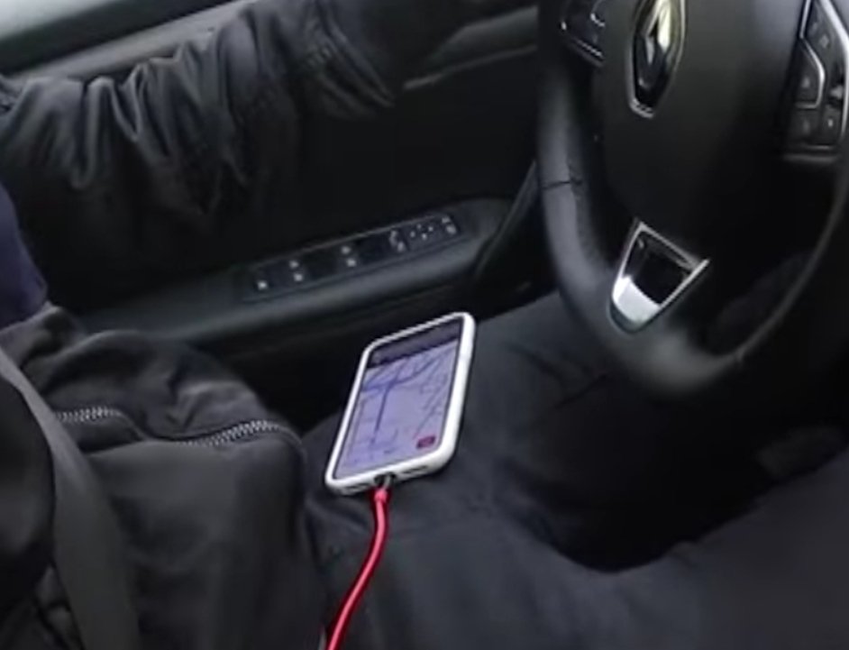 Seetabn's tweet photo. On dirait, juste comme ça un GPS 🧐
@Mstrbtman @NeOxi_YT @_Amixem @JoycaOff #RedBoxTrip https://t.co/qoKcM4DeWE