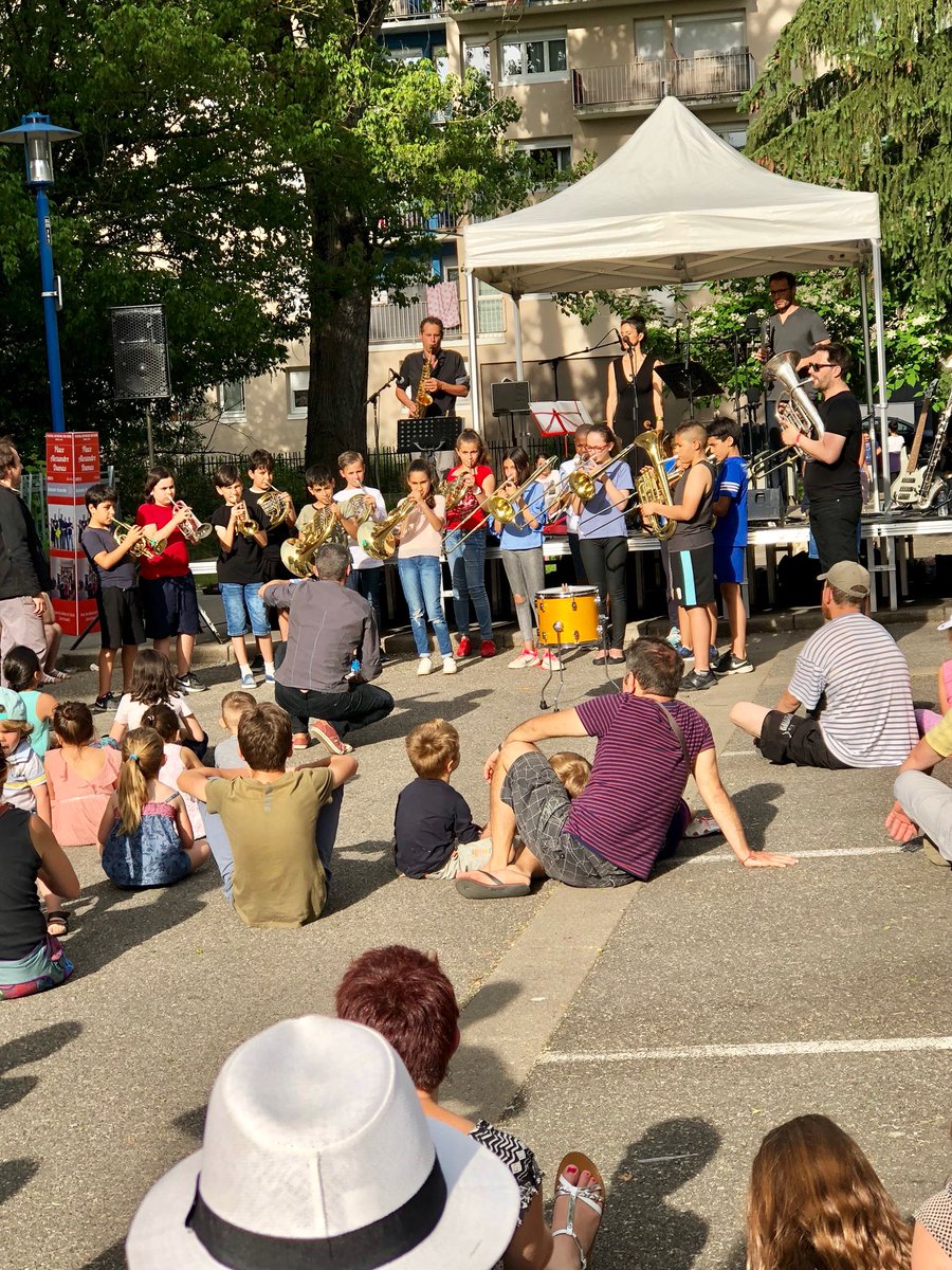 ClbourgJm's tweet photo. Beaucoup de public pour assister aux spectacles du @TheatreBourg au quartier de la reyssouze à @Bourg_en_Bresse avec la présence active des administrateurs Cl Bourg @ca_centrest https://t.co/7ZWb9J9JSD