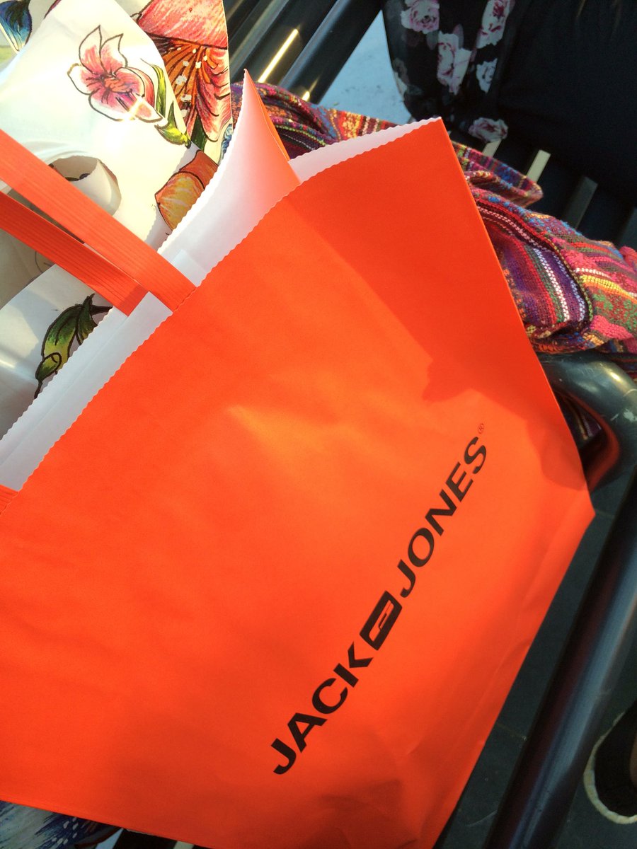 __itsmeali__'s tweet photo. Shopping😴 https://t.co/GPOyeadG8g