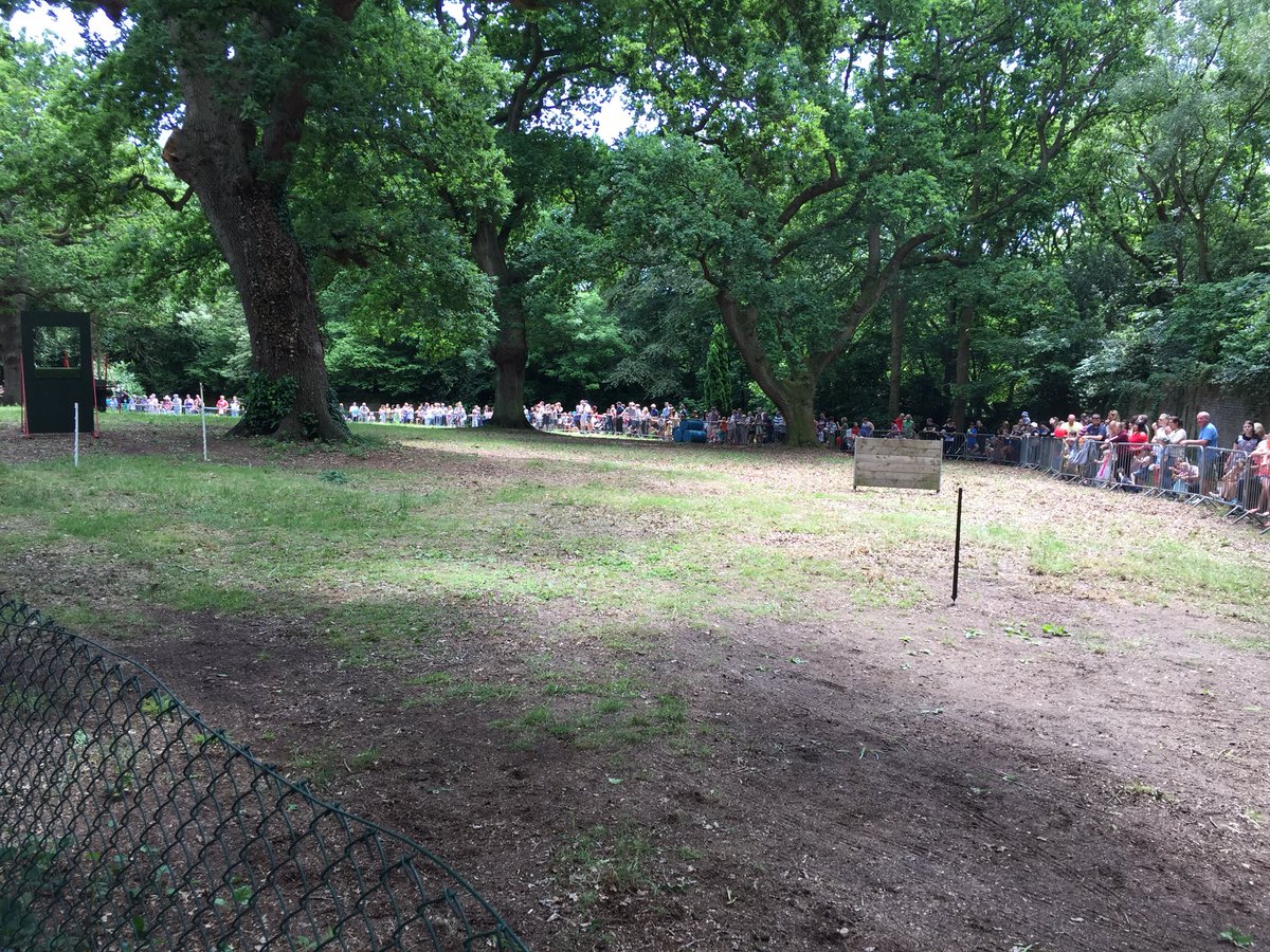 Big crowd for the second show of the day. All done now for another year 🤗
#dogdisplay #FamiliesDay #lovewhatido #netley #crowd