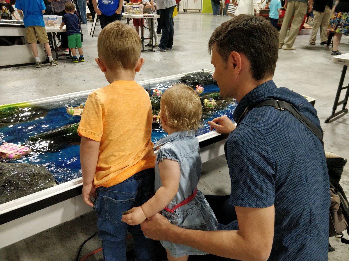 A lot of kids with their adults at #MakerExpo  ❤️ @tinkertruck <a href="/MakerExpo/">Maker Expo</a> #makerexpo2018