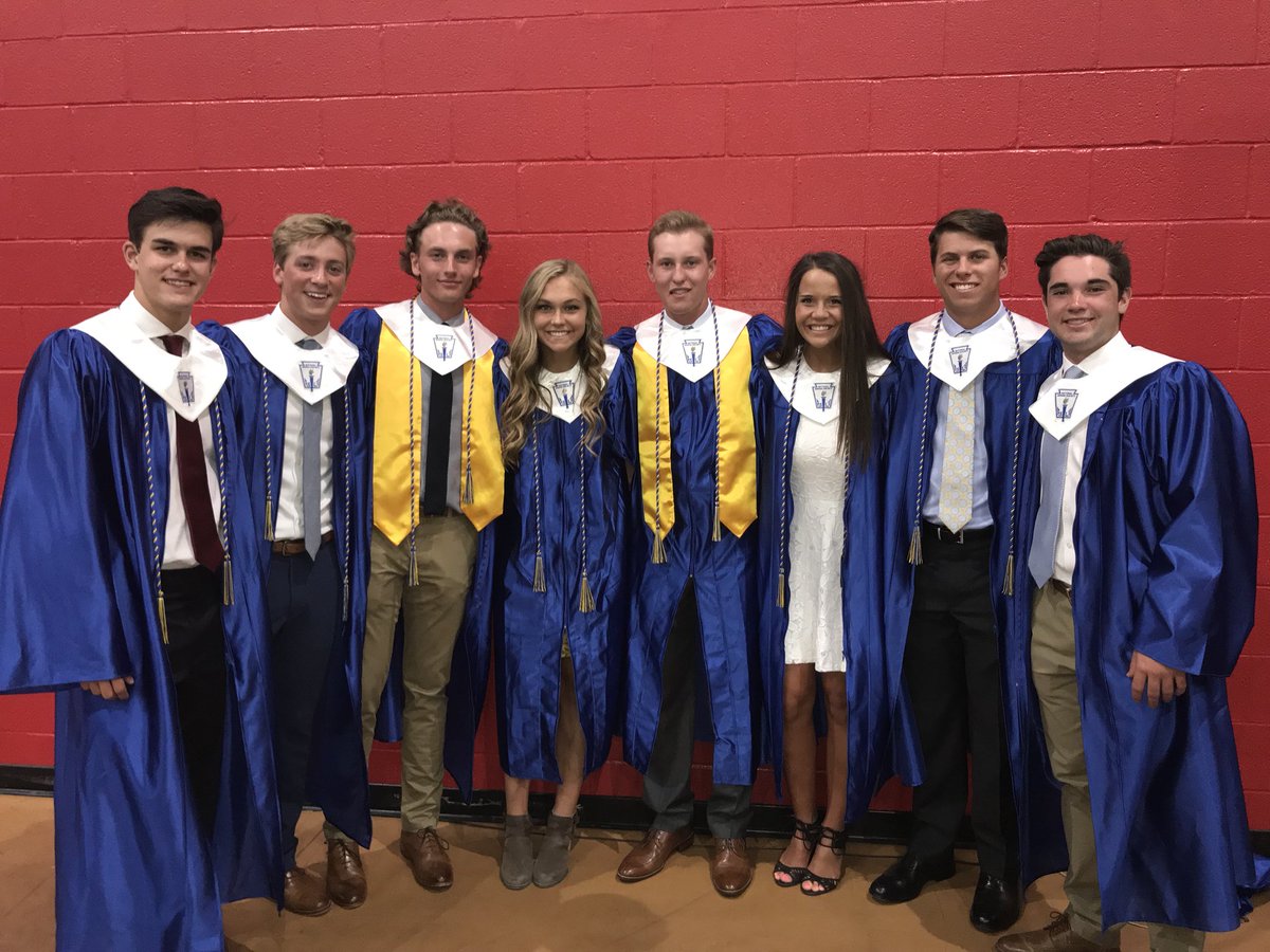 cmilllaa's tweet photo. blessed to have spent the past 4 years with my people!!! so glad to be DONE😍 https://t.co/LuF5SlqT3H
