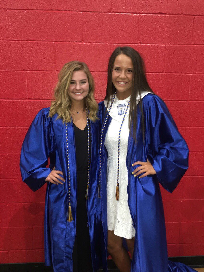 cmilllaa's tweet photo. blessed to have spent the past 4 years with my people!!! so glad to be DONE😍 https://t.co/LuF5SlqT3H