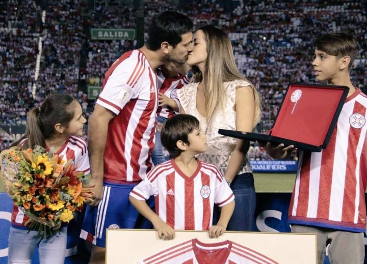 Aquí el beso de <a href="/RoqueSantaCruz/">Roque Santa Cruz</a>