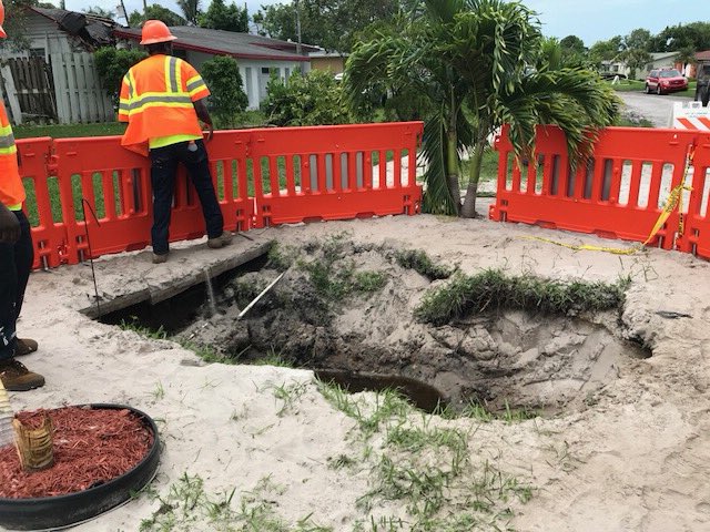 LHFireOPSChief's tweet image. #Lauderhill #cranecollapse Recovery crews have finally removed the crane and all equipment from the neighborhood.  @CityLauderhill Utilities Crews are on scene working to restore water to the 11 homes. #BreakingNews @LauderhillFDPIO @LPDPIO