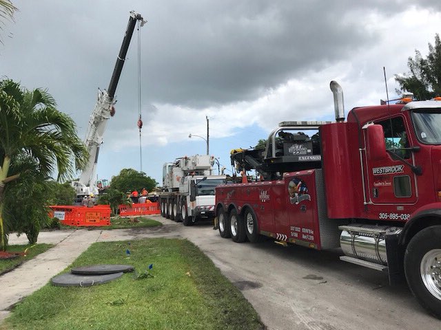 LHFireOPSChief's tweet image. #Lauderhill #cranecollapse Recovery crews have finally removed the crane and all equipment from the neighborhood.  @CityLauderhill Utilities Crews are on scene working to restore water to the 11 homes. #BreakingNews @LauderhillFDPIO @LPDPIO