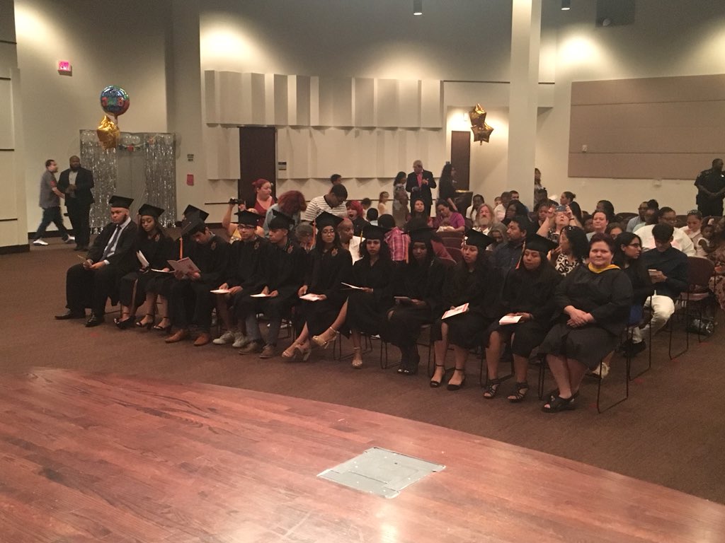 DrBrownEDU's tweet photo. Here’s to our impressive seniors 🎓@MCHSatGulfton 🙌 @HoustonISD @HISDSupe #HISDGrad @Anne4HISD https://t.co/9iry6igySh