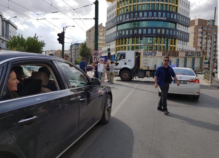 Akp'li Gaziantep Büyükşehir B.Çöp Kamyonlarıyla miting alanına giden yolları keserek Meral Akşener'in konuşma yapmasını engellemeye kalktı.
