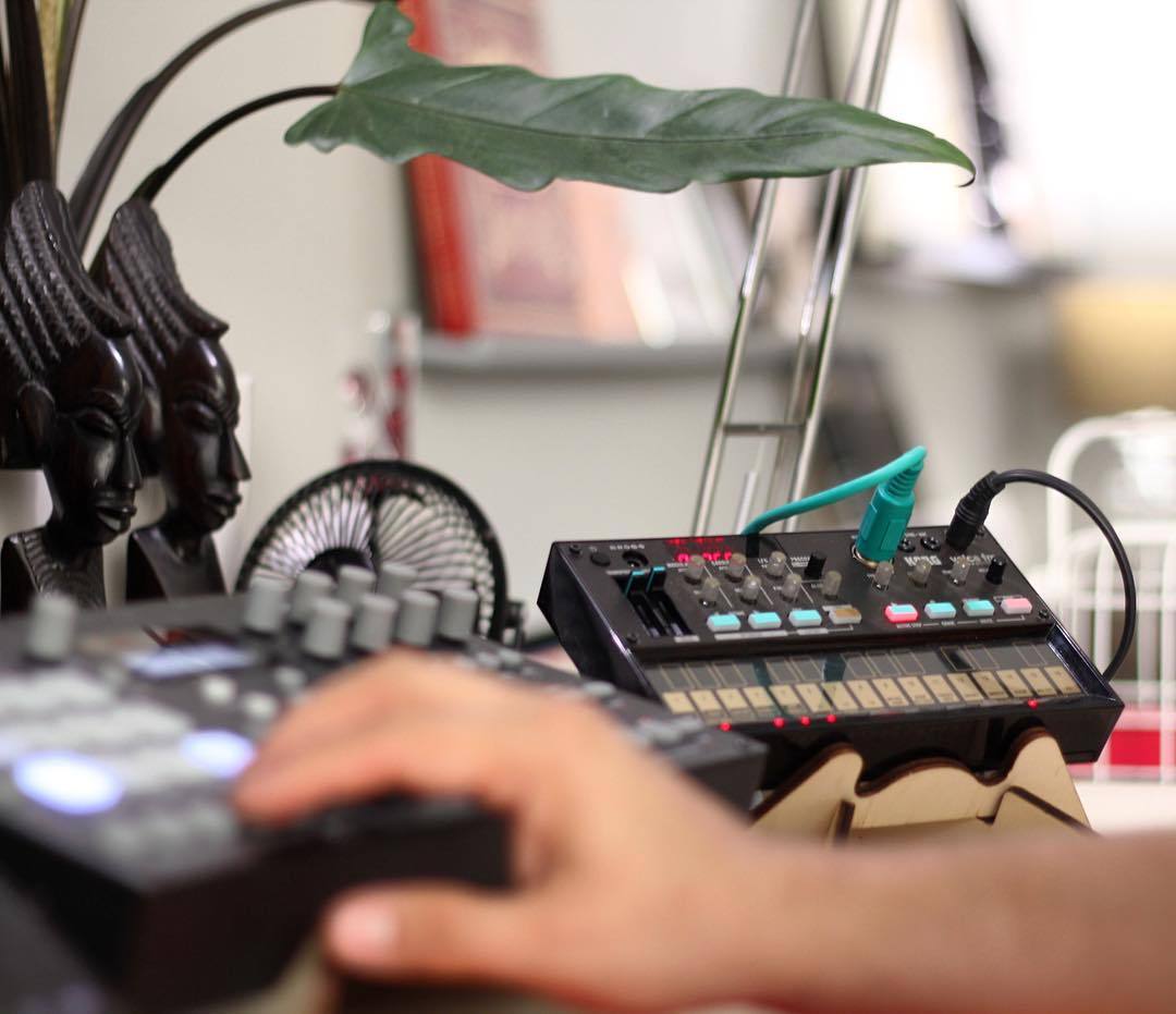 DISCOLUPINO's tweet photo. #cremacaffedesign #electronicmusic #artist #musicianlife #portrait #musicgear #essentials #musicislife #inthestudio #producerlife #synth #tech #gadgets #music #gear #studiolife #korg #volca #korgvolca #synthstand @weareelektron #elektron #octatrack #analogfour https://t.co/cWC2GWxHtV