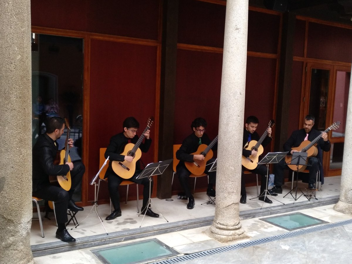 momentum_toledo's tweet photo. #hoy #aperitivo con @Q1909 en #patios #Toledo, mañana #concierto en #JMYP iglesia San Sebastián a las 12 h @toledocultura @ConsorcioToledo @CorpusToledo @vajopal @Valle_Sv https://t.co/qVzXTcdtiy