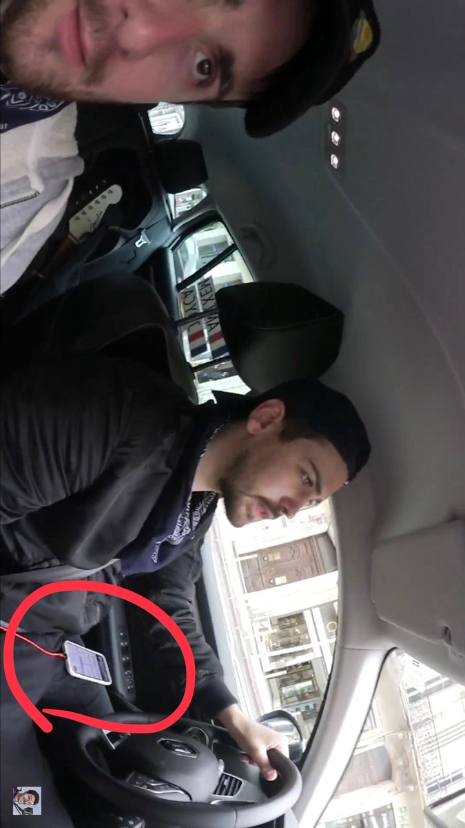 benjaminchibiku's tweet photo. @_Amixem et @JoycaOff @Mstrbtman @NeOxi_YT ces pas un gps sa ? Je demande parce que on dirais ! #RedBoxTrip https://t.co/yGV0lAWFhc