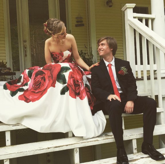 RegissBrideProm's tweet photo. Roses!! What a perfect choice Faith! Beautiful! #regiss #prom 2K18 #regissfortheone #prom #cutedate @SherriHill @fai https://t.co/KNJtvtFWpj