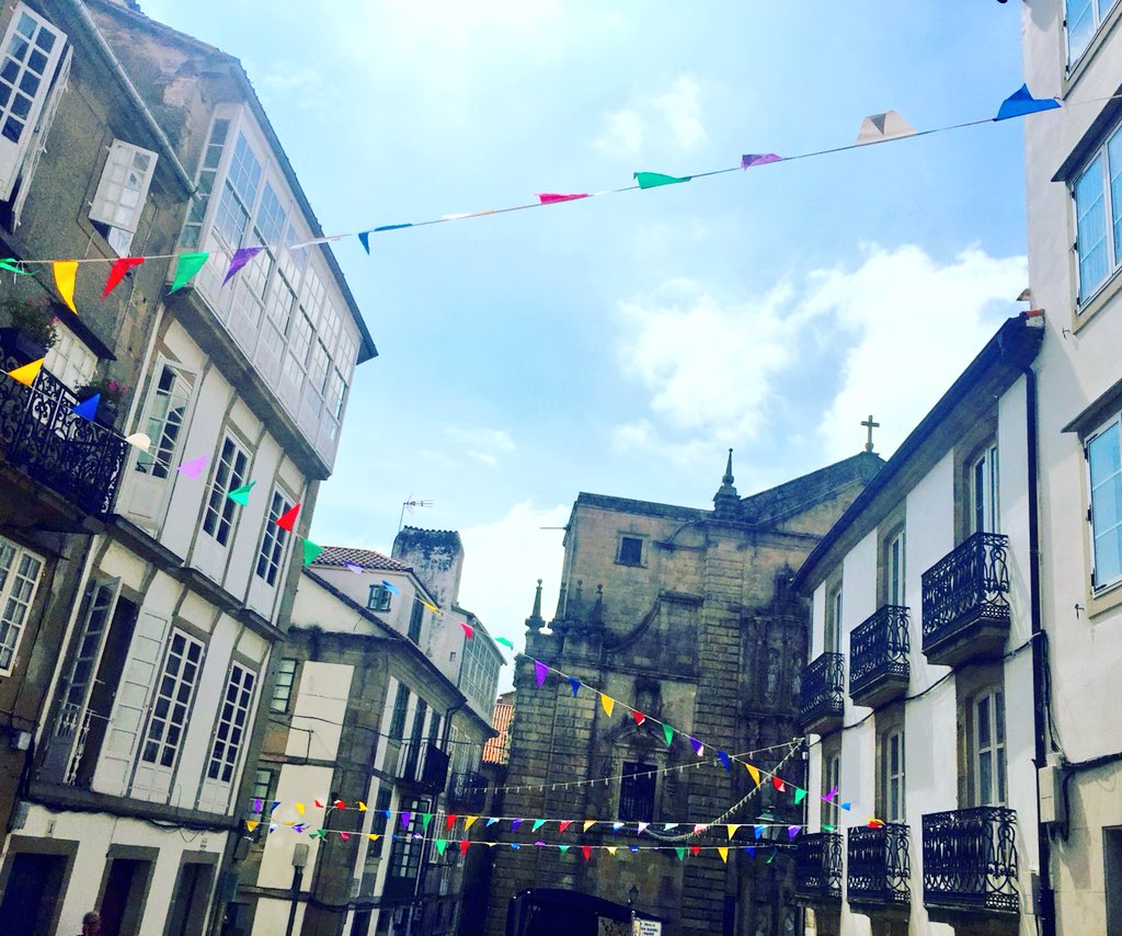 MariaCheda's tweet photo. En Compostela hay muchos barrios. Mis amigas, desde hace muchos años, me llevan a las fiestas del suyo. #SanMartínPinario. Porque NUNCA nos vemos y porque SIEMPRE siga la tradición. La zona vieja es de los que la viven! #ComposTown https://t.co/YnX5rQOrZa