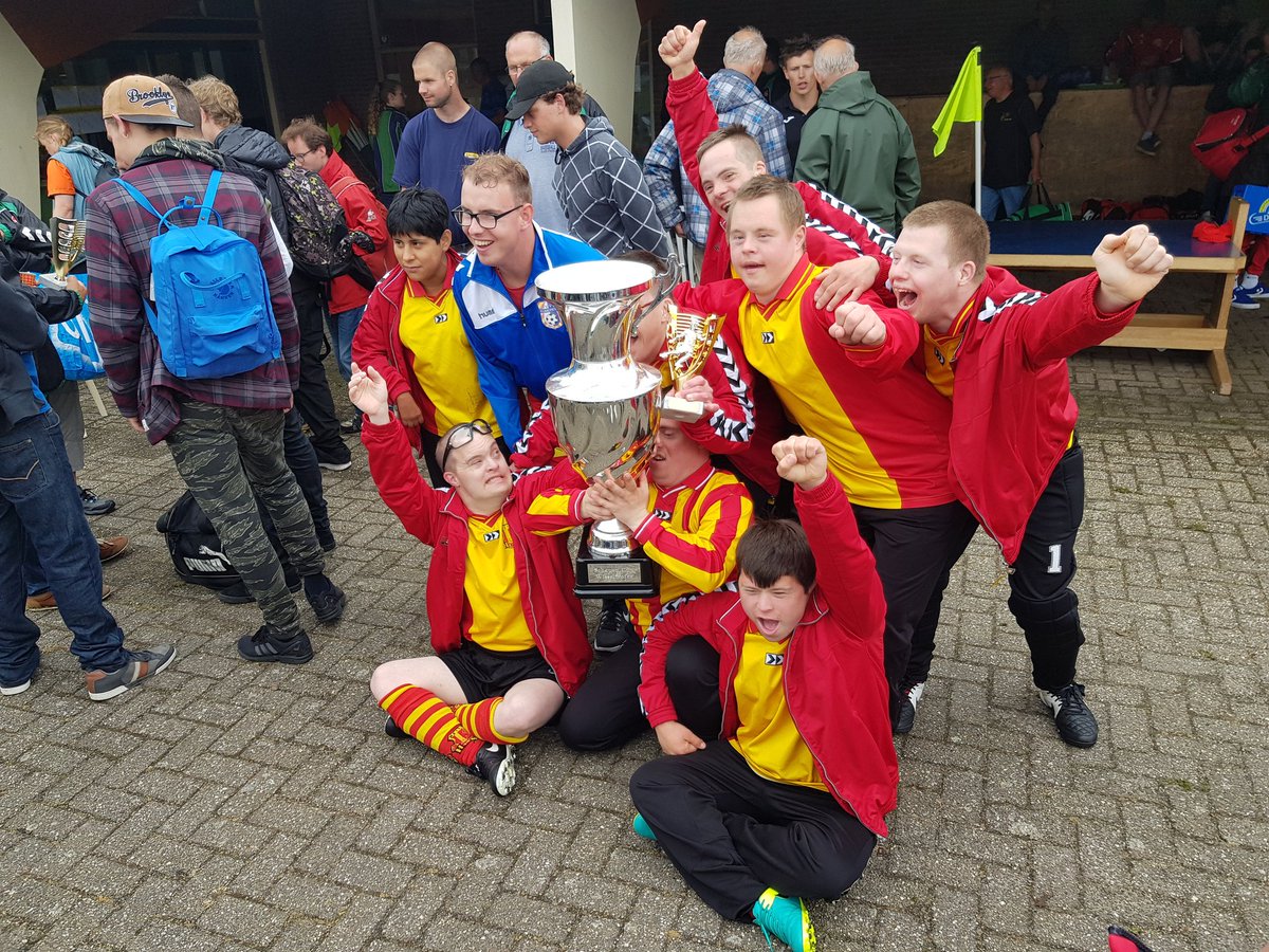 SchapenCup's tweet photo. Vandaag werd de oude @SchapenCup weer uitgereikt aan de sportiefste ploeg van het G-toernooi bij @vvTexel94. De cup werd de hele dag al bewaakt en opgepoetst door de heren van @hsvheiloo, dus ze mochten hem ook mee naar huis. #kampioenen #fairplay #deblikinhunogen https://t.co/qApzHn1bJI