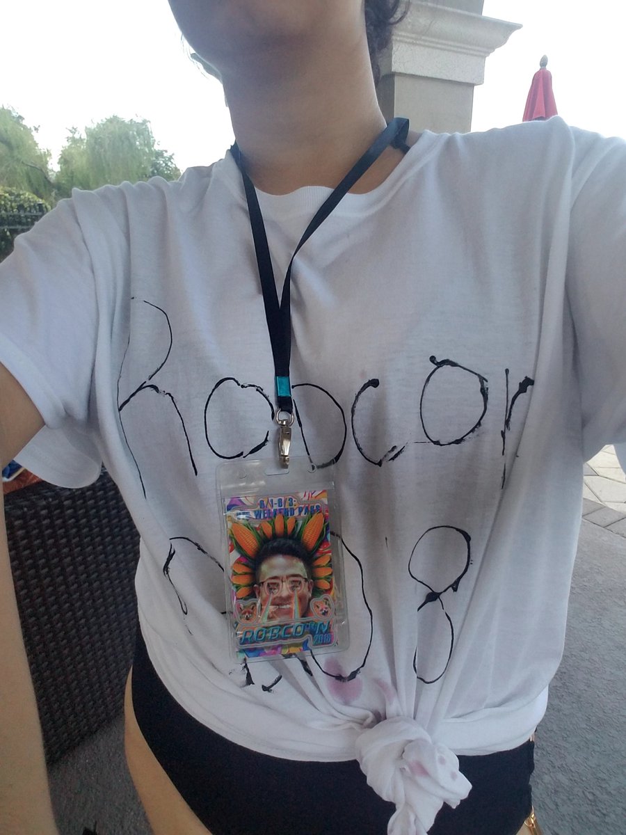 DIYferret's tweet image. Im not at #colossacon but I am at #ROBCON2018 celebrating my wonderful friend Rob. I&apos;m also staff that&apos;s why I have a shirt.