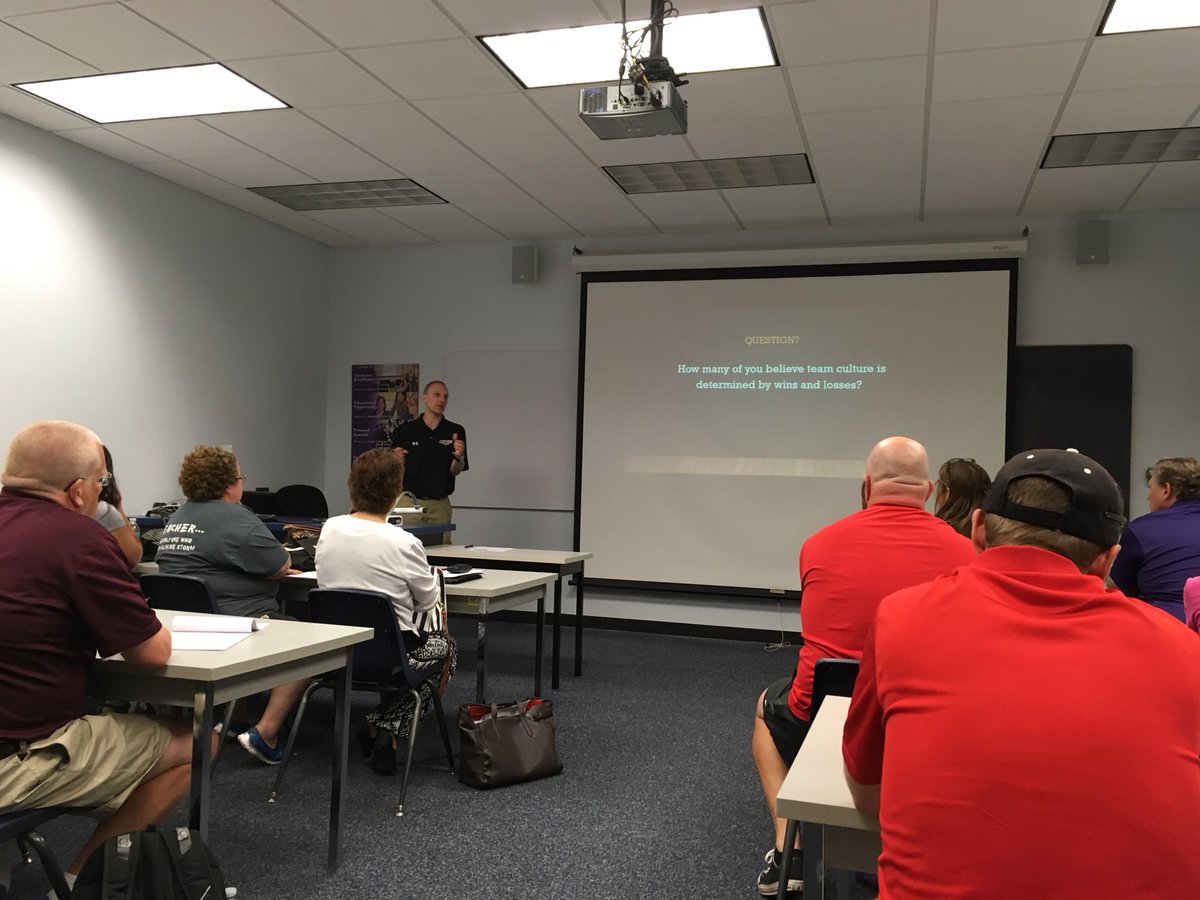 dave_bartlettd's tweet photo. Coach Keene speaking at the WIU coaching clinic. #mac15 #wewantin https://t.co/QI05EGrFRt